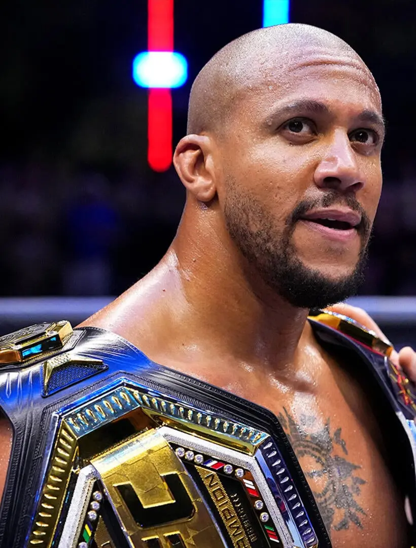 Ciryl Gane avec sa ceinture UFC