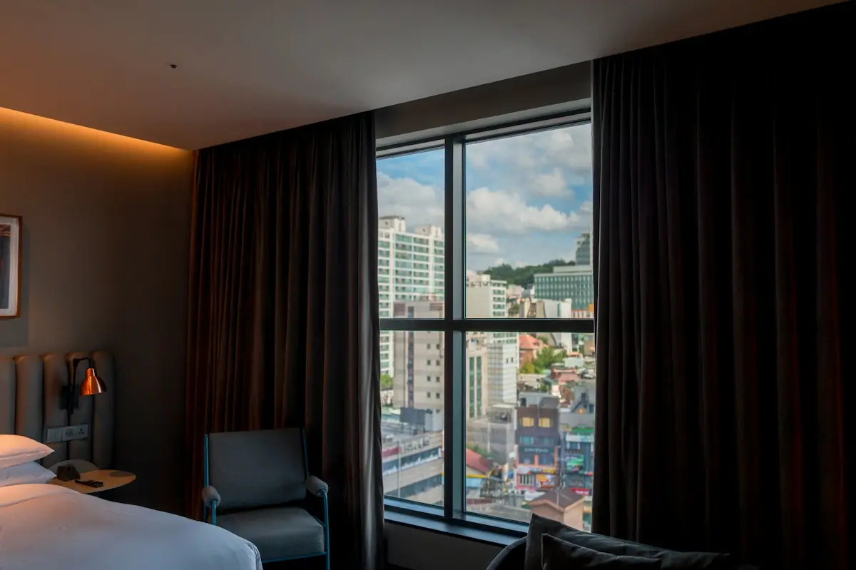 Chambre d’hôtel avec vue urbaine, visuel d’ambiance
